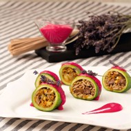 Цукини фаршированные лапшой соба с говядиной под свекольным соусом