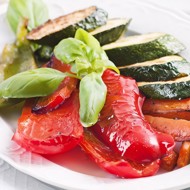 Цукини, тыква и перцы на гриле со свежим базиликом