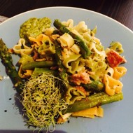 Цветная паста со спаржей и песто