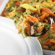 Цветные пенне с сыром и сливочным карри