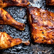 Цыпленок с перцем чипотле, корицей и сахаром