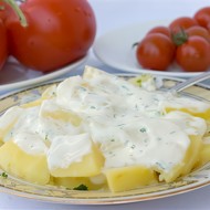 Датский картофельный салат с укропом и йогуртовой заправкой