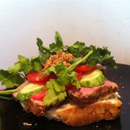 Датский открытый сэндвич (smørrebrød) с ростбифом