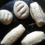 Деревенские ароматные ржаные-пшеничные булочки с изюмом, грецкими орехами, злаками