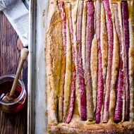 Деревенский миндальный пирог с ревенем