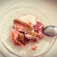 Десерт из гороха со свежей клубникой