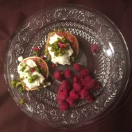 Десерт из инжира с малиной