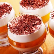 Десерт из клюквы с персиками