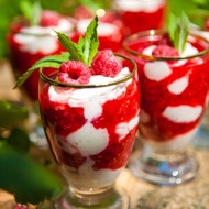 Десерт из малины с меренгами и ягодным пюре