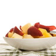 Десерт из манго, клубники и текилы