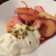 Десерт из слив, запеченных с ревенем