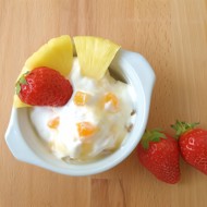 Десерт с ананасом, персиками и мятой