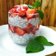 Десерт с семенами чиа и клубникой