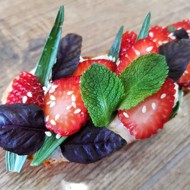 Десертная брускетта с клубникой