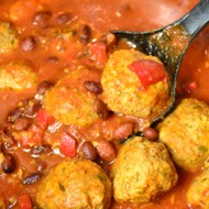 Диетические фрикадельки с фасолью в томатном соусе