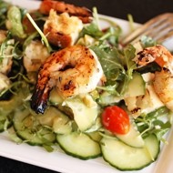 Диетический салат с креветками и авокадо