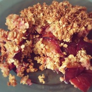 Диетический сливовый крамбл