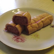 Диетический бисквитный рулет с малиновой начинкой