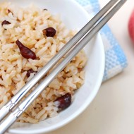 Дикий рис с красным луком