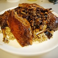 Дикий гусь с яблоками и черносливом