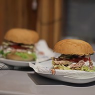 Домашние бургеры с рваной курицей и соусом на кефире