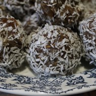 Домашние конфеты из овсяных хлопьев с орехами