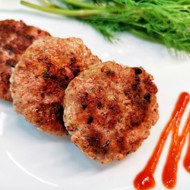 Домашние котлеты с чесноком и базиликом