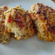 Домашние котлеты с луком и помидорами