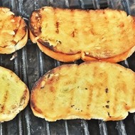 Домашний чесночный хлеб на гриле