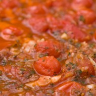 Домашний итальянский томатный соус с базиликом