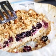 Домашний пирог с творожным кремом и ежевикой