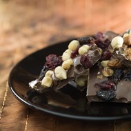 Домашний шоколад с анисом, вишнями, абрикосами и кешью