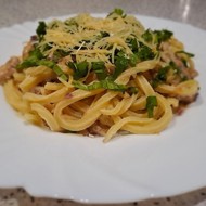 Домашняя паста с курицей, сыром и зеленью