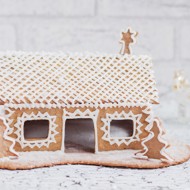 Домик пряничный с сахарными узорами