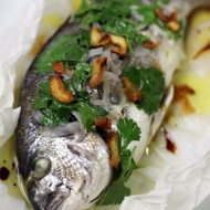 Дорада на пару с имбирным маслом и кинзой по-японски