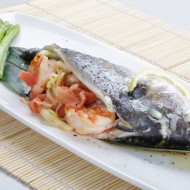 Дорада на пару с креветками и спаржей