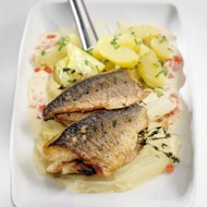 Дорада со сливочно-винным соусом, пекинской капустой и картошкой