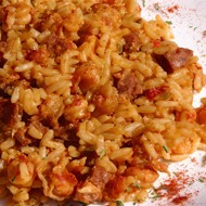 Джамбалайя  с копчеными колбасками и острым томатным соусом