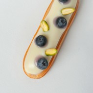 Эклер с черной смородиной