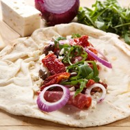 Фахитас с разноцветными перцами, кабачками и рукколой