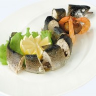 Фаршированная креветками и грибами форель