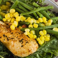 Фаршированная маскарпоне и эстрагоном курица с рагу из фасоли и бекона