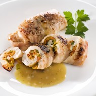 Фаршированные куриные грудки с томатами, козьим сыром и спаржей