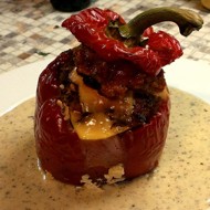 Фаршированный перец с томатным соусом