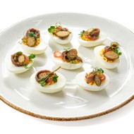 Фаршированные яйца с анчоусом и маринованным луком