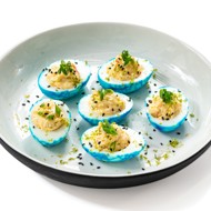 Фаршированные яйца с крабовыми палочками и васаби