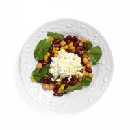 Фасоль, нут и кукуруза с зерненым творогом и мятой