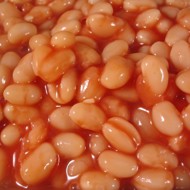 Фасоль с томатами и беконом