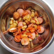 Фасоль в деревенском стиле с колбасками и овощами