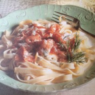 Феттучини с копченым лососем в соусе из сливок и укропа